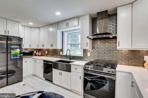 6309 Capella Ave, Springfield VA  22015-3220 exterior