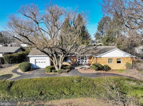 18 Longview Dr, Schuylkill Haven, PA 17972-1818