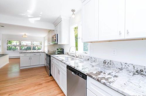 11 Bristol Rd, Windsor Locks CT  06096-2009 exterior