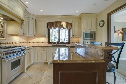 74 Custer Ave, Williston Park NY  11596-2301 exterior
