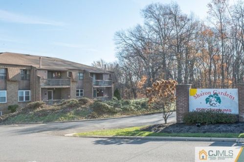 109 Sharon Garden Ct, Woodbridge NJ  07095-4308 exterior