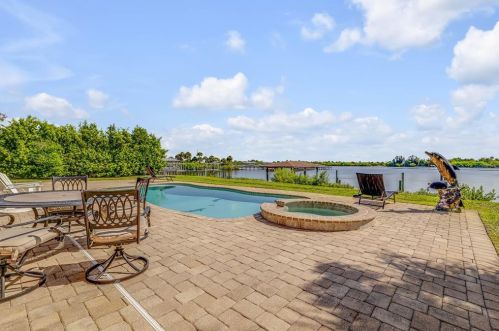 1905 Riverside Dr, Edgewater FL 32141-3602 exterior