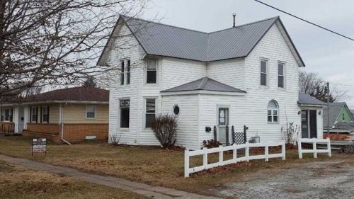 214 Pleasant Valley St, Lancaster, IA 52591-1529