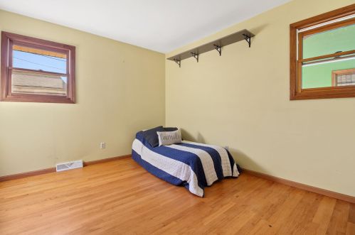 5515 Honey Crk Dr, Milwaukee WI 53221-4012 exterior