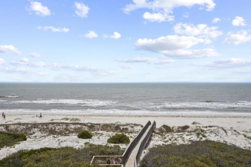 1564 Gulf Bch Dr, Saint George Island FL  32328-3106 exterior