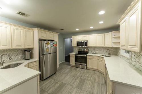 4 Hillside Ter, Airmont NY  10901-2105 exterior