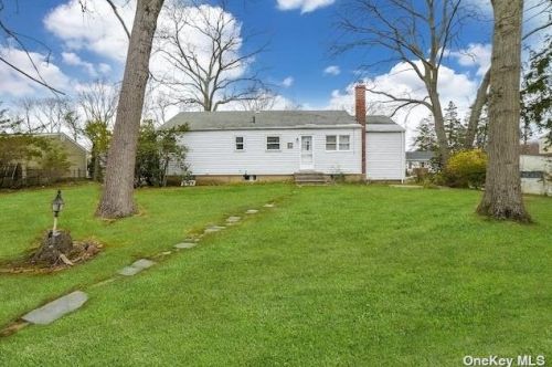 14 Norma Ln, San Remo, NY 11754-4521