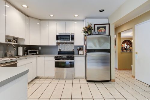 18 Reed Ln, Westbury NY  11590-1943 exterior