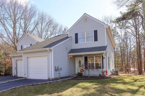 8 Lindsey Ct, Holtsville, NY 11742-2252