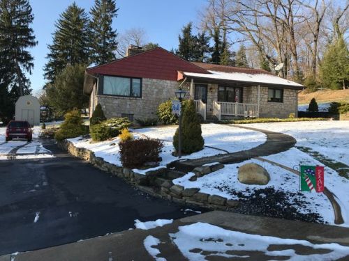 111 Daffodil Ln, Jeannette, PA 15644-3521
