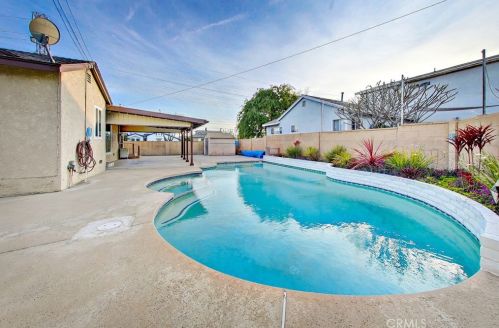 5207 Stevely Ave, Lakewood CA  90713-2114 exterior