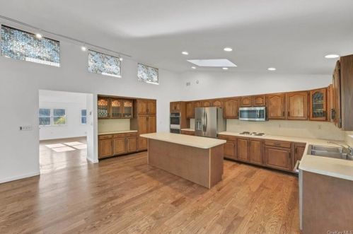 2856 Brookfield Dr, Yorktown Hgts NY  10598-2402 exterior