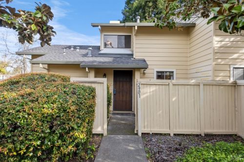 2901 Woodlake Dr, Santa Rosa, CA 95405-8474