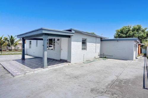 912 32nd St, Hialeah FL  33012-5040 exterior