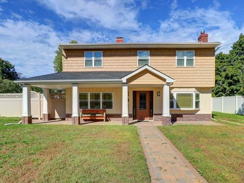503 Gwynn St, Babylon, NY 11702-1105