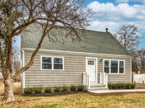 462 Atlantic St, Elwood, NY 11731-3608