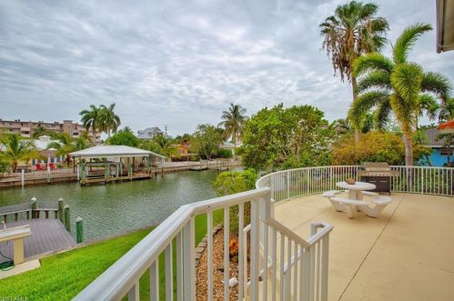 122 Sea Horse Ln, Fort Myers Beach, FL 33931-5222