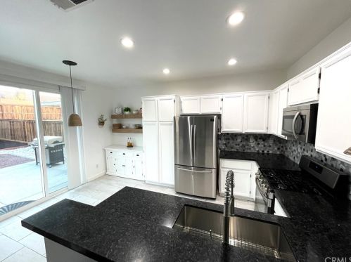 16043 Greyrock St, Victorville CA  92395-8628 exterior