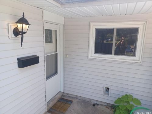 279 Feller Dr, Central Islip, NY 11722-1213