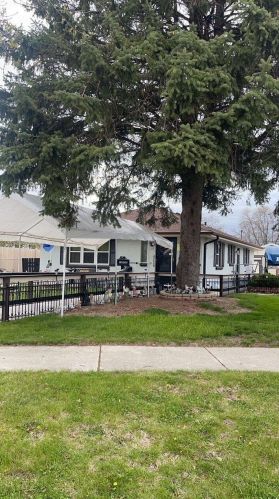 6704 Eden Pl, Milwaukee, WI 53220-1336