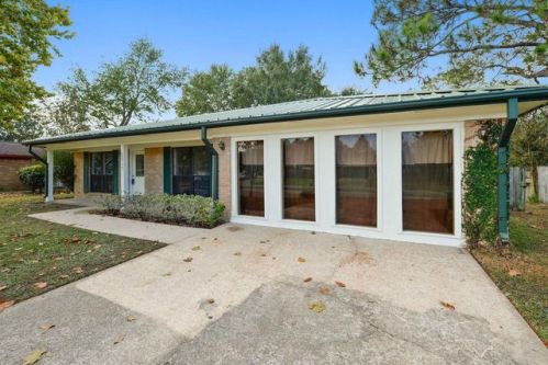 2017 Westgate Pkwy, Gautier, MS 39553-4458