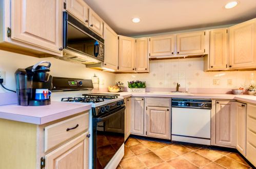 1 Hampton Ct, Mashpee MA 02649-2294 exterior