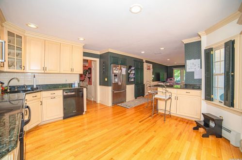 120 Lakeside Dr, Oakdale NY  11769-2250 exterior