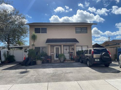 370 40th St, Hialeah, FL 33013-2269
