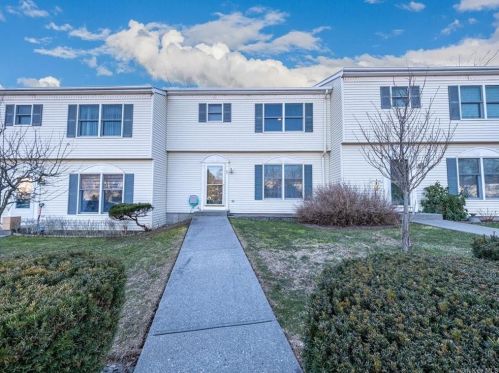 50 Lackawanna Trl, Airmont, NY 10901-4920