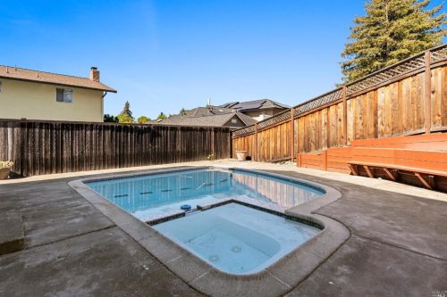 2732 Canterbury Dr, Santa Rosa, CA 95405-9006