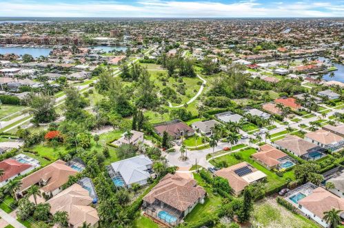 616 Somerset Ct, Marco Island FL  34145-2450 exterior