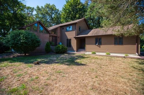 9 Miller Ave, East Brunswick, NJ 08816-5415