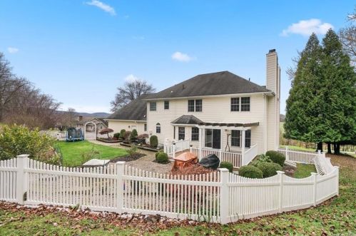 4 Fountayne Ct, Washingtonville NY  10992-1001 exterior