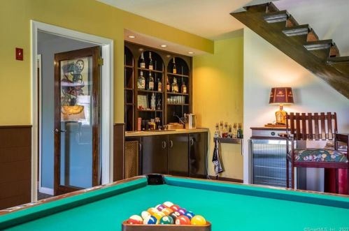 9 Stuart Dr, Bloomfield CT 06002-1524 exterior