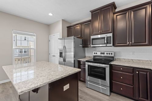 1948 Georgetown Dr, Sewickley PA  15143-1566 exterior