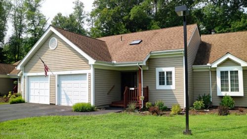 97 Duck Hollow Cir, Stroudsburg, PA 18360-1684