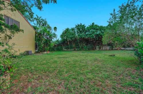 7692 Oakmont Cir, Hialeah FL  33015-2046 exterior
