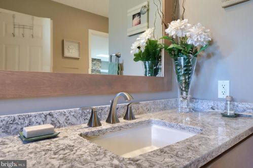 34 Red Leaf Ln, Lancaster PA 17602-7000 exterior