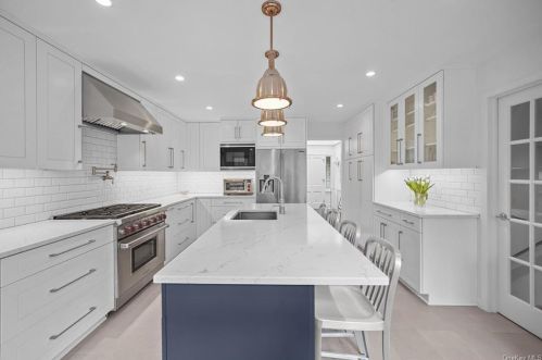 180 Hillair Cir, White Plains NY  10605-4506 exterior