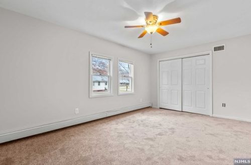 33 Riverside Dr, Oakland NJ  07436-1405 exterior
