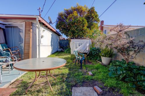 1038 Gladwick St, Long Beach CA 90746-3824 exterior