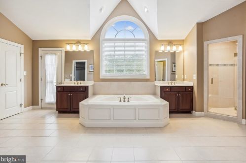 8351 Sapphire Lakes Ct, Gainesville, VA 20155-3225