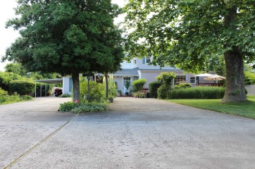 14 Michalis Ct, West Islip, NY 11795-5116