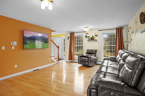 4 Ivans Ln, Dover NH  03820-9131 exterior