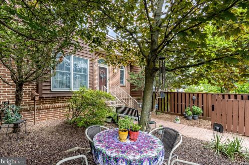 720 Sterling Ct, West Enola, PA 17025-2655