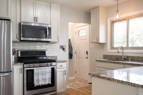 8934 Seneca Rd, Milwaukee, WI 53217-1761