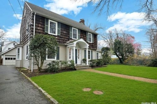 13 Surrey Ln, Great Neck, NY 11023-1517