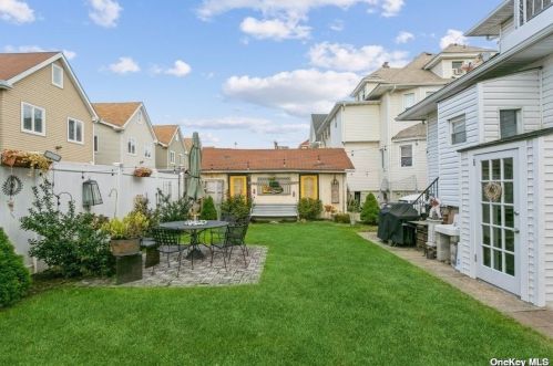 169 Beach 124th St, Far Rockaway, NY 11694-1839