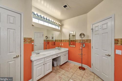 24 Chamber Ln, Columbus NJ  08022-2313 exterior