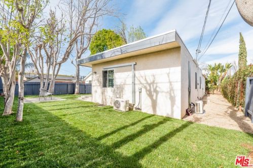 18004 Collins St, Van Nuys CA 91316-1032 exterior
